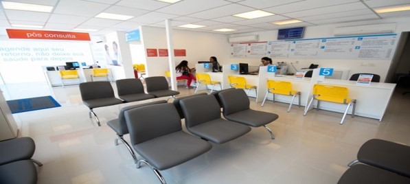 Sala de espera com sistema de gestão de filas SIAGME em funcionamento